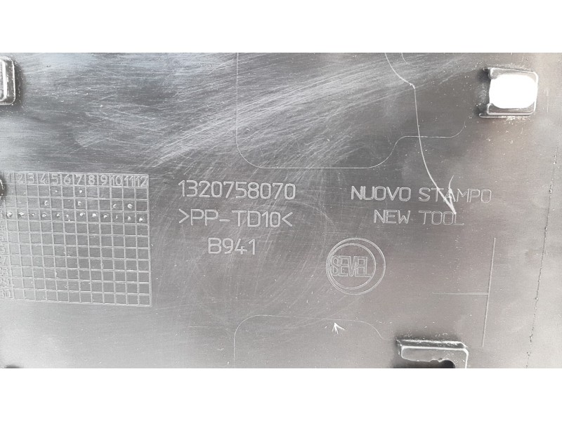 Recambio de molduras traseras para citroen jumper kasten 30 l1h1 bluehdi 120 referencia OEM IAM 1320758070 107095399D 