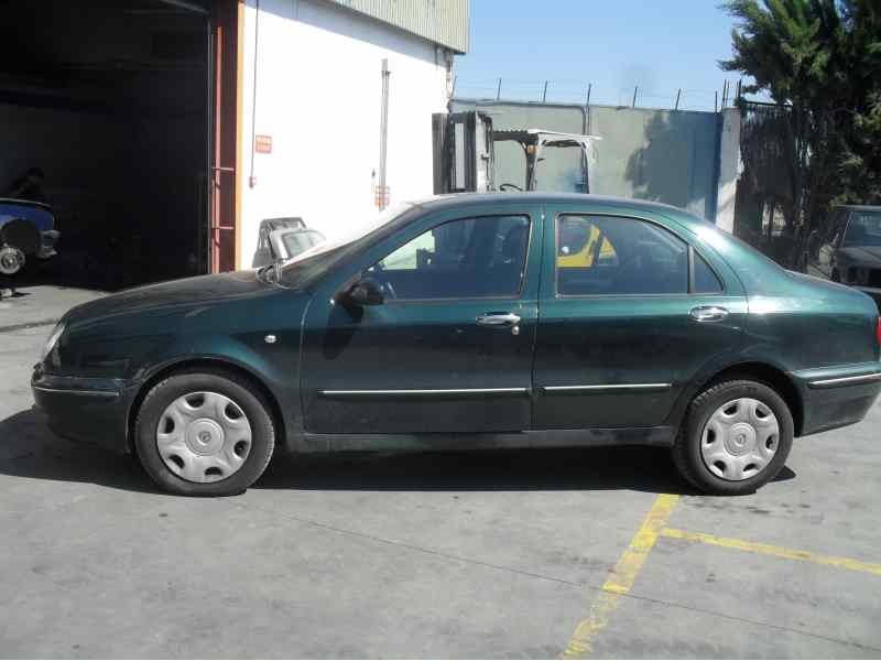 lancia lybra berlina del año 2000