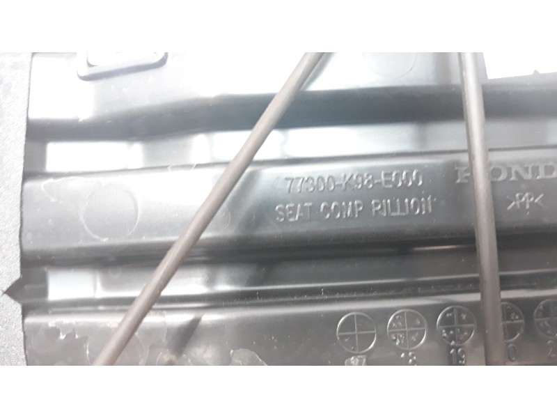 Recambio de asiento para honda cb125 r referencia OEM IAM 77300K98E000  