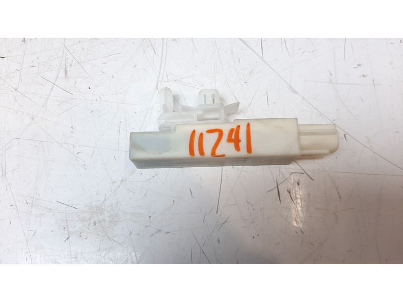 Recambio de antena para mazda 3 berlina (bp) referencia OEM IAM KD47676NXA  