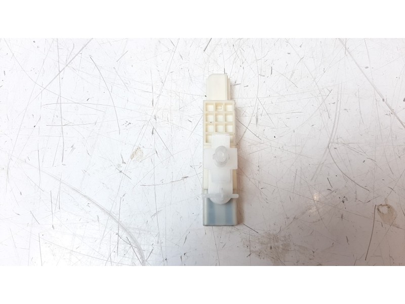 Recambio de antena para mazda 3 berlina (bp) referencia OEM IAM KD47676NXA  