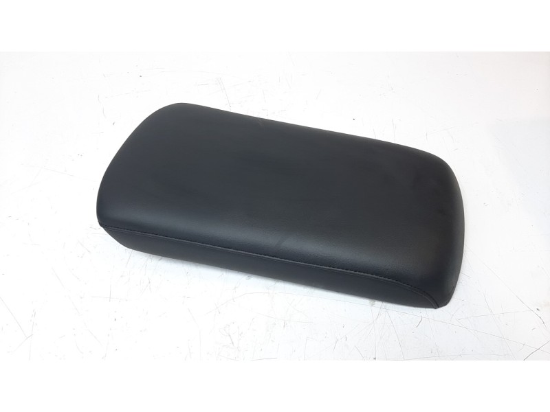 Recambio de apoyabrazos central para mazda 3 berlina (bp) referencia OEM IAM BDGF64450B02  