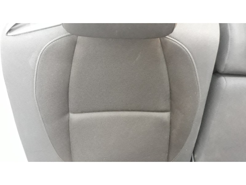 Recambio de asientos traseros para mazda 3 berlina (bp) referencia OEM IAM BDMC8820102  
