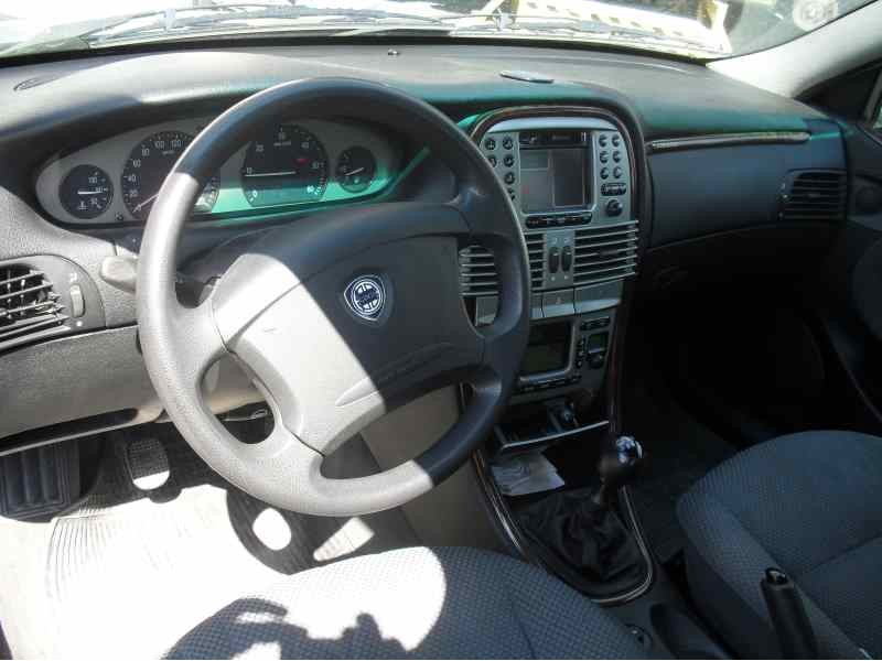 lancia lybra berlina del año 2000