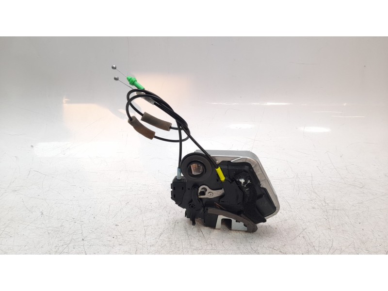 Recambio de cerradura puerta trasera derecha para lexus xe2 is300h referencia OEM IAM 6905033131  