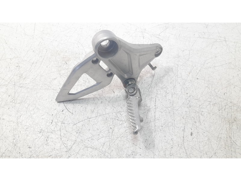 Recambio de estribo para honda cb125 r referencia OEM IAM 50660MEL000  