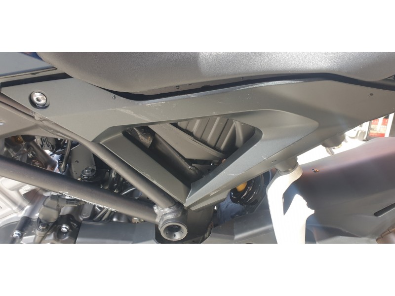 Recambio de moldura para honda cb125 r referencia OEM IAM 83521K94T00  