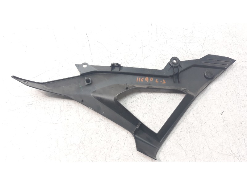 Recambio de moldura para honda cb125 r referencia OEM IAM 83521K94T00  