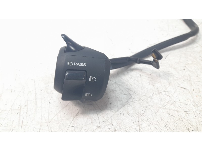 Recambio de piña luces izquierda para honda cb125 r referencia OEM IAM 35200K98E01  