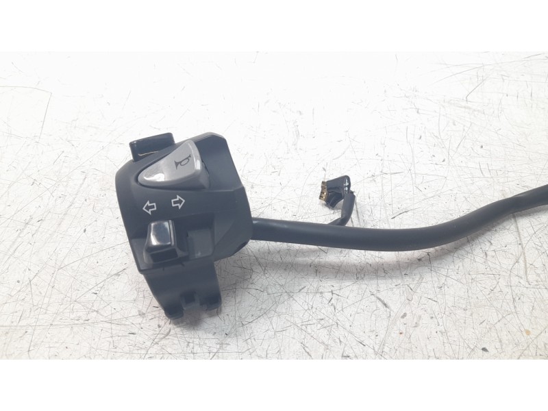 Recambio de piña luces izquierda para honda cb125 r referencia OEM IAM 35200K98E01  