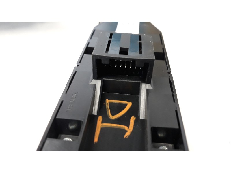 Recambio de mando elevalunas delantero izquierdo para mazda 3 berlina (bp) referencia OEM IAM BDMC66350B  