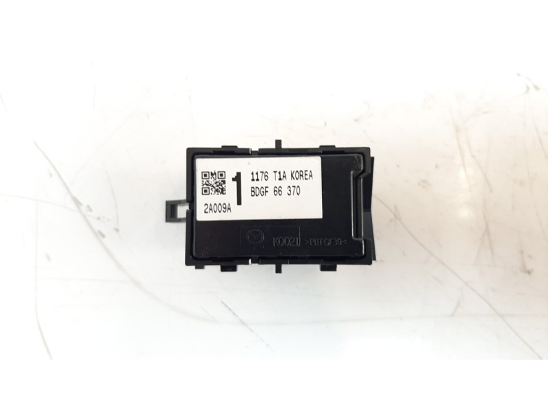 Recambio de mando elevalunas trasero izquierdo para mazda 3 berlina (bp) referencia OEM IAM BDGF66370  