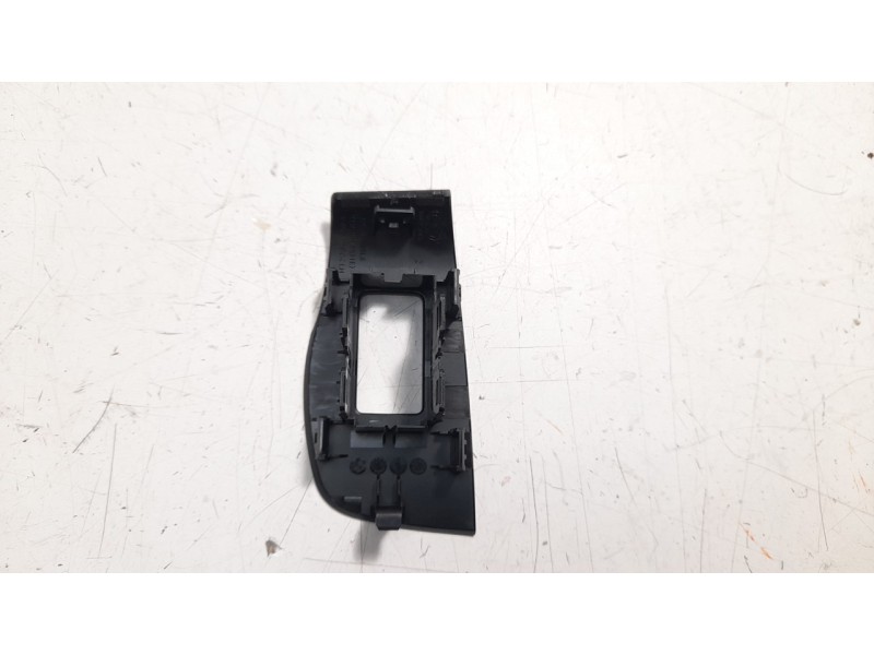Recambio de moldura para mazda 3 berlina (bp) referencia OEM IAM BCJH685L6  