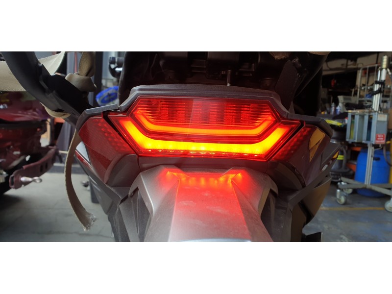 Recambio de piloto trasero central para honda x-adv referencia OEM IAM   