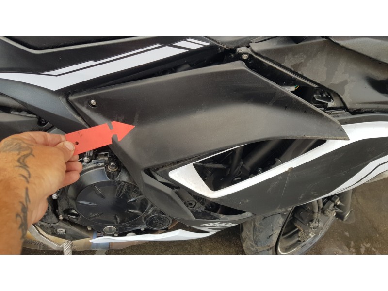 Recambio de moldura para kawasaki er 6 referencia OEM IAM 550280798  