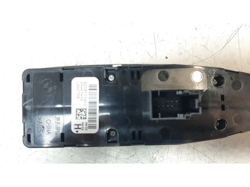 Recambio de mando elevalunas delantero izquierdo para bmw serie 3 lim. (f30) 318d referencia OEM IAM 9208111  