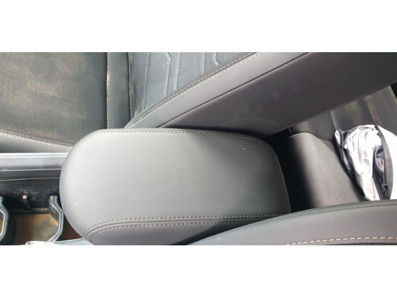 Recambio de apoyabrazos central para jeep avenger altitude referencia OEM IAM 735771379  