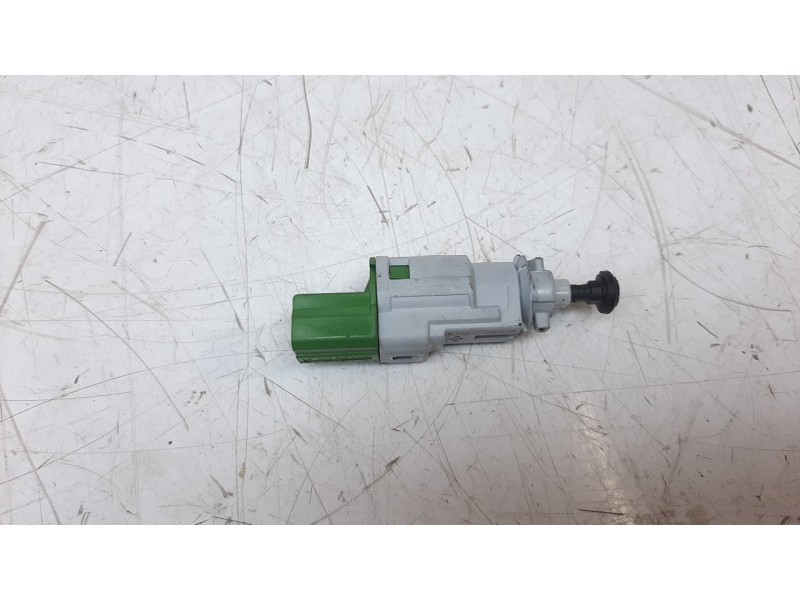 Recambio de interruptor para renault captur 0.9 energy referencia OEM IAM 8200276360D  