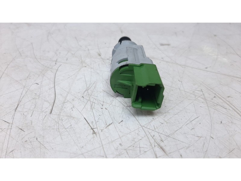 Recambio de interruptor para renault captur 0.9 energy referencia OEM IAM 8200276360D  