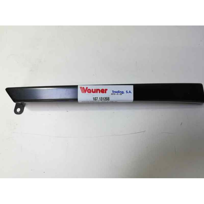 Recambio de molduras delanteras para mercedes-benz sprinter 02.00  caja abierta, doble cab. referencia OEM IAM  107131206 