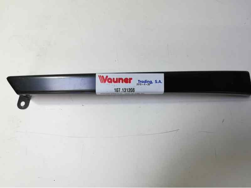 Recambio de molduras delanteras para mercedes-benz sprinter 02.00  caja abierta, doble cab. referencia OEM IAM  107131206 