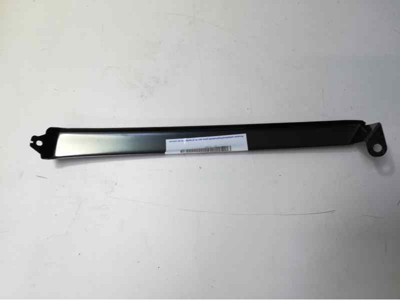 Recambio de molduras delanteras para mercedes-benz sprinter 02.00  caja abierta, doble cab. referencia OEM IAM  107131206 