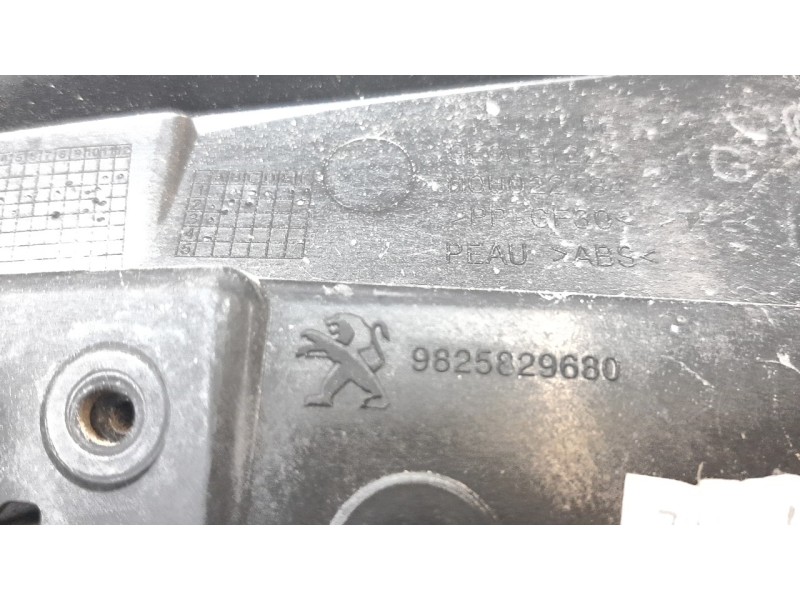 Recambio de moldura para peugeot 2008 (p1) active referencia OEM IAM 9825829680  