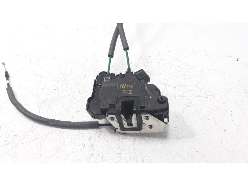 Recambio de cerradura puerta trasera izquierda para ssangyong tivoli 1.6 turbodiesel cat referencia OEM IAM 7131035001  