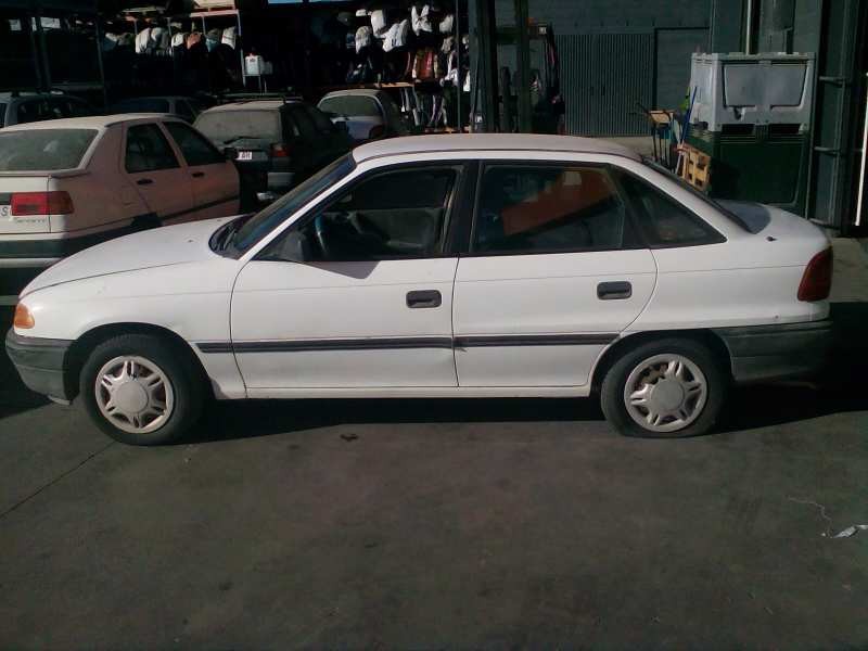 opel astra f berlina del año 1992