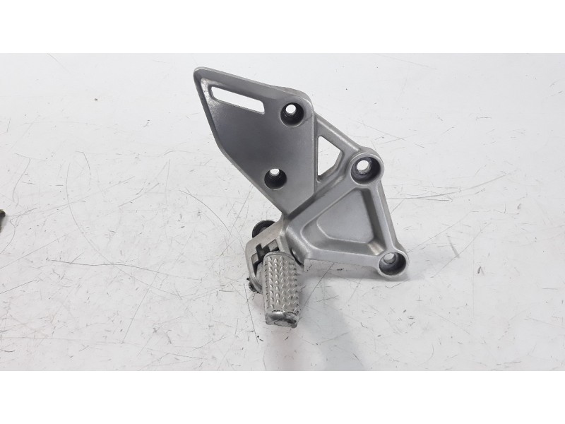 Recambio de estribo para honda cb 650r referencia OEM IAM 50600MKND50  