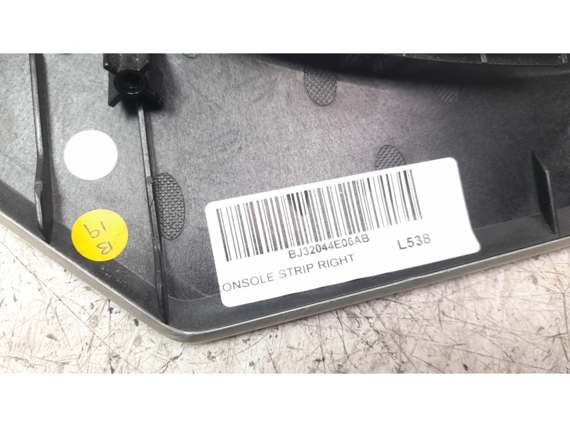 Recambio de moldura para land rover evoque 2.2 sd4 cat referencia OEM IAM BJ32044E06AB  
