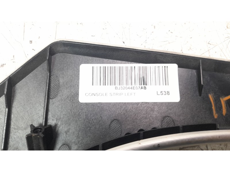 Recambio de moldura para land rover evoque 2.2 sd4 cat referencia OEM IAM BJ32044E07AB  