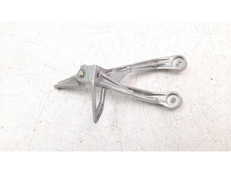 Recambio de estribo para honda cb 125 f referencia OEM IAM 50715K94T00  