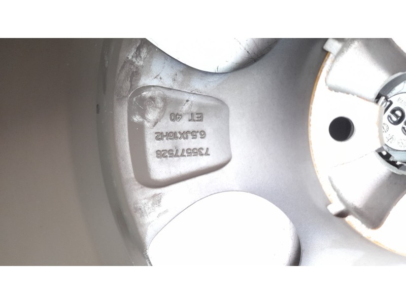 Recambio de llanta para jeep renegade 1.6 m-jet cat referencia OEM IAM 735577528  