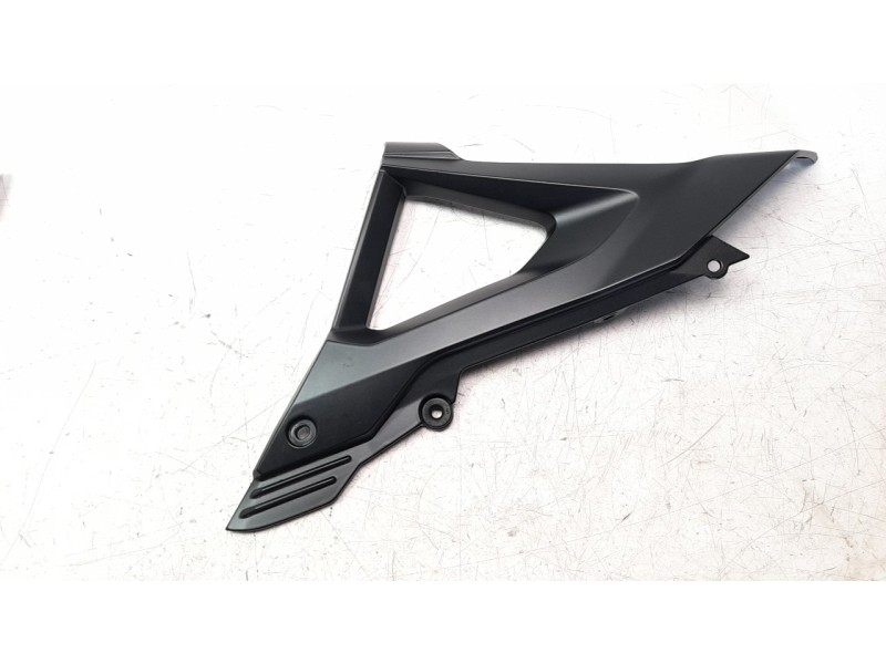 Recambio de moldura para honda cb 125 f referencia OEM IAM 83511K94T00  