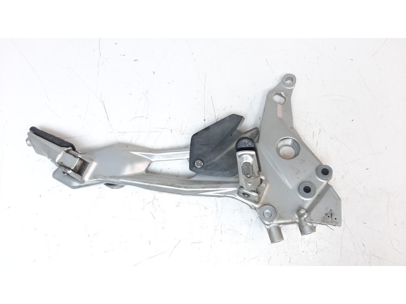 Recambio de estribo para bmw f 900 r referencia OEM IAM 46718404012  