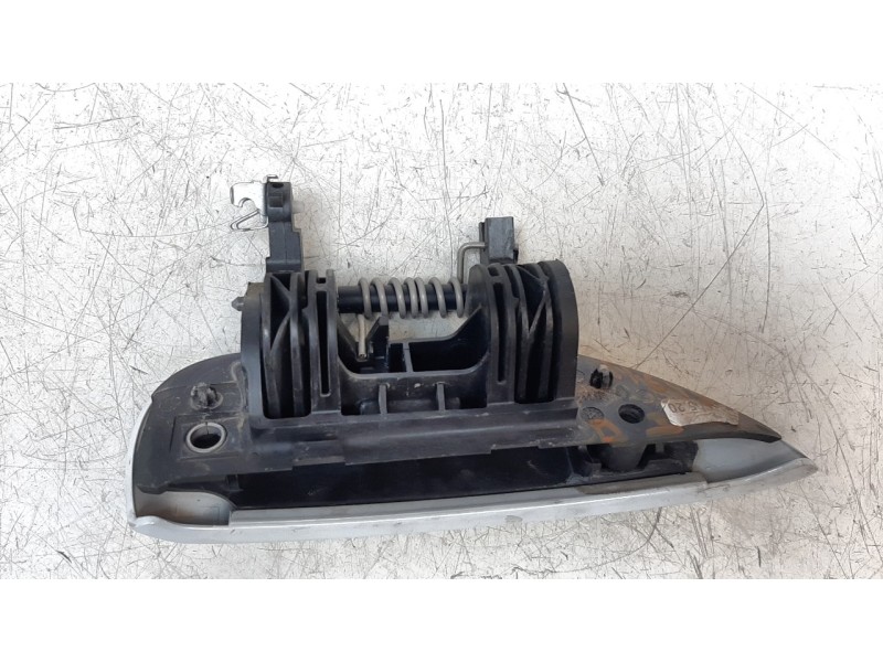 Recambio de maneta exterior delantera izquierda para dacia duster ii 1.5 blue dci diesel fap cat referencia OEM IAM 806070421R  