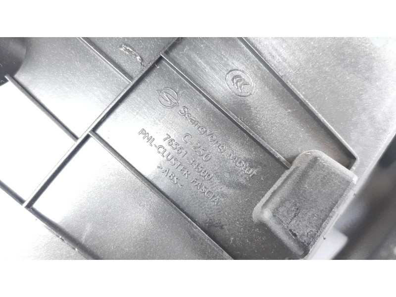 Recambio de moldura para ssangyong korando 2.2 td cat referencia OEM IAM 7656134500  
