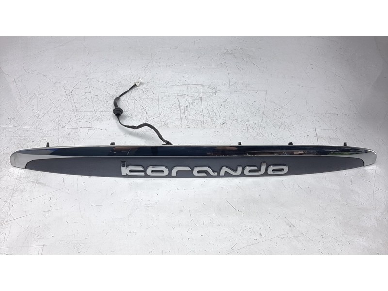 Recambio de molduras traseras para ssangyong korando 2.2 td cat referencia OEM IAM 7963034004  