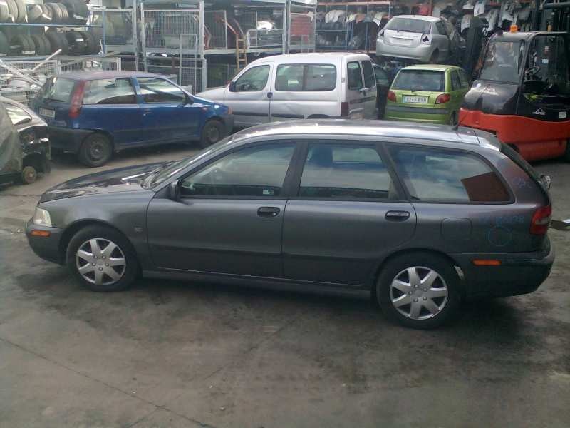 volvo v40 familiar del año 2002