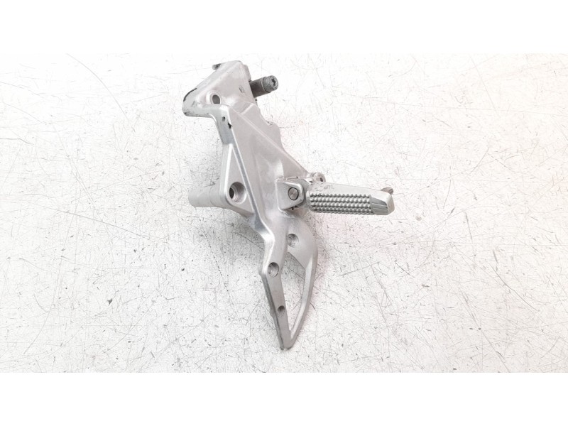 Recambio de estribo para bmw f 800 r f 800 r referencia OEM IAM 46718534960  