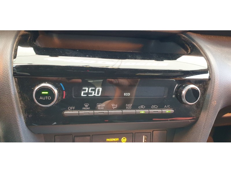 Recambio de mando climatizador para toyota yaris cross hybrid fwd style referencia OEM IAM 559000DC70  
