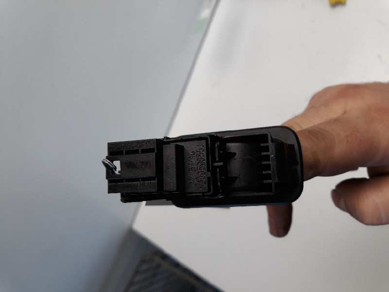 Recambio de mando elevalunas trasero derecho para volkswagen golf vii lim. sport by r-line bluemotion referencia OEM IAM 5G09598