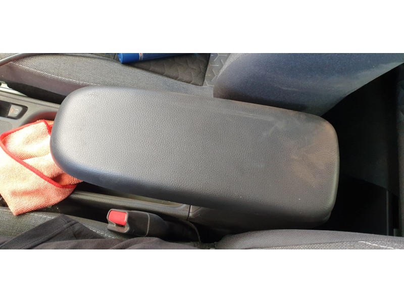 Recambio de apoyabrazos central para toyota yaris cross hybrid fwd style referencia OEM IAM 58905K0020C1  