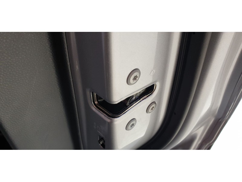 Recambio de cerradura puerta trasera derecha para toyota yaris cross hybrid fwd style referencia OEM IAM 69050K0030  