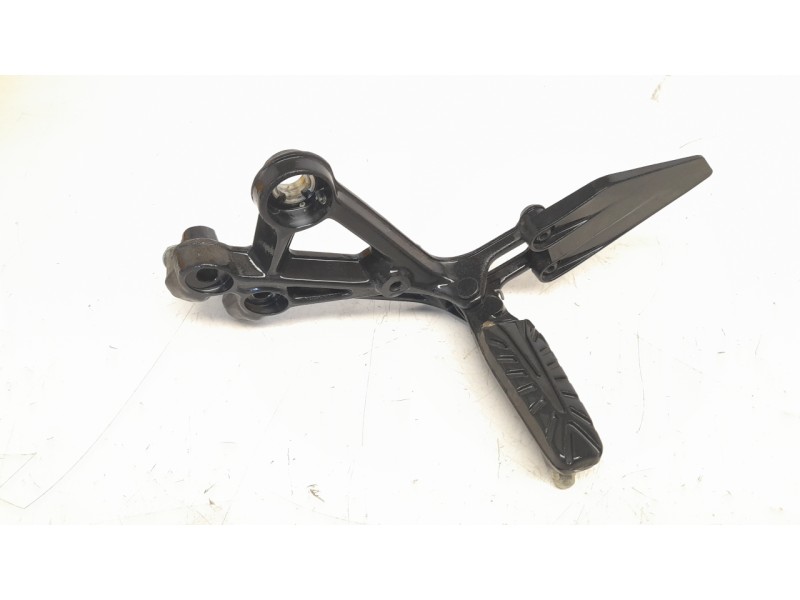 Recambio de estribo para ktm 390 duke 390 duke referencia OEM IAM 93003038000  