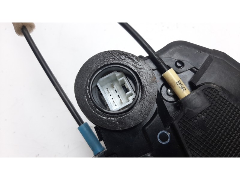 Recambio de cerradura puerta trasera derecha para toyota rav 4 referencia OEM IAM 6905033120  