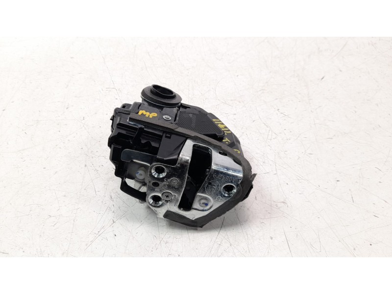 Recambio de cerradura puerta trasera derecha para toyota corolla (e21) referencia OEM IAM 6905002580  