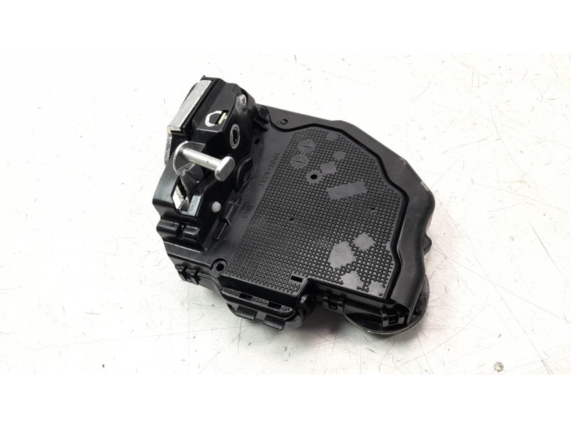 Recambio de cerradura puerta trasera derecha para toyota corolla (e21) referencia OEM IAM 6905002580  