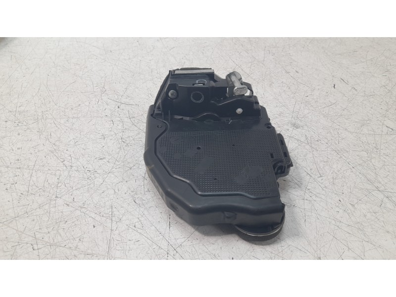 Recambio de cerradura puerta trasera izquierda para toyota corolla (e21) referencia OEM IAM 6906002580  